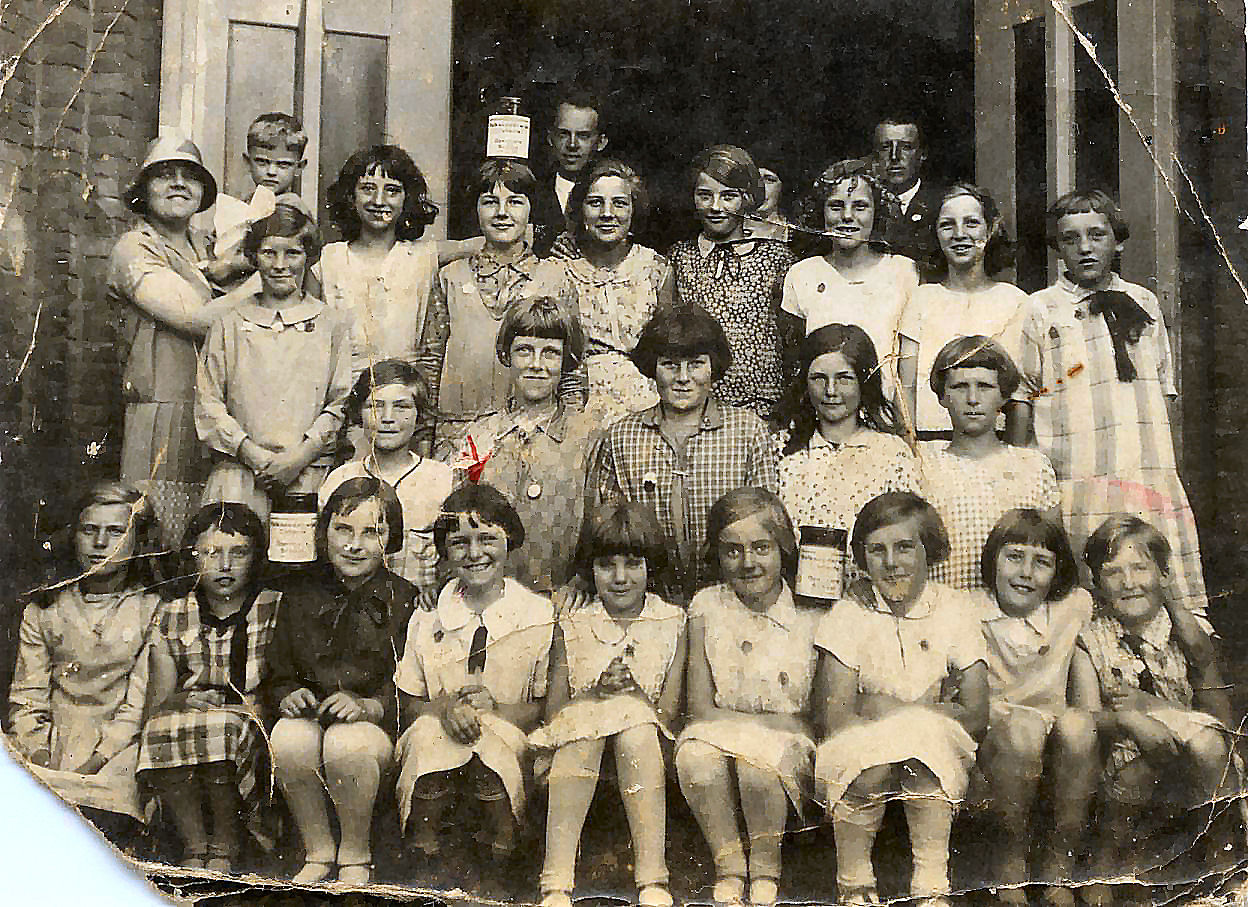 Klik voor foto in apart venster schoolfoto_johanna_van_den_broek_ca_1932_janny_van_den_broek_onder_rode_pijl.jpg